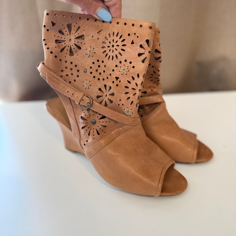 Caressa Paris Tan Leather Laser Cut Floral Peep Toe Wedge Booties Womens 7 M